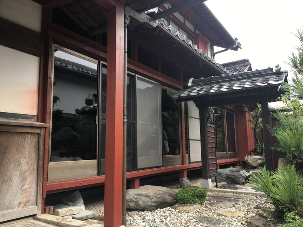窓から雨が入ってくる！