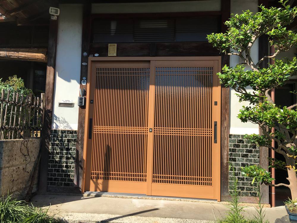 木製玄関からアルミ玄関（れん樹）に取替