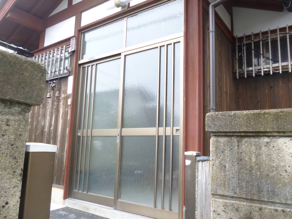 強風の時　玄関がビシビシという音がして