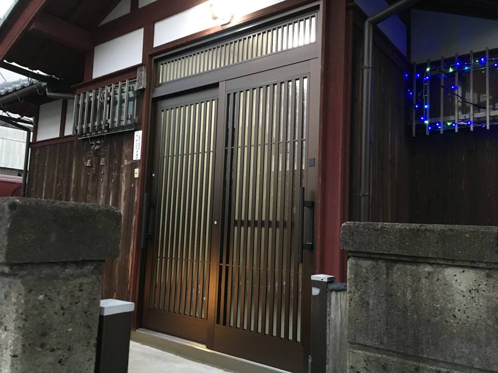 強風の時　玄関がビシビシという音がして