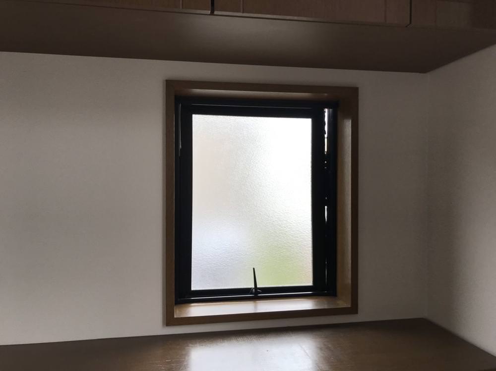 開かない窓をマドリモで開閉できるように