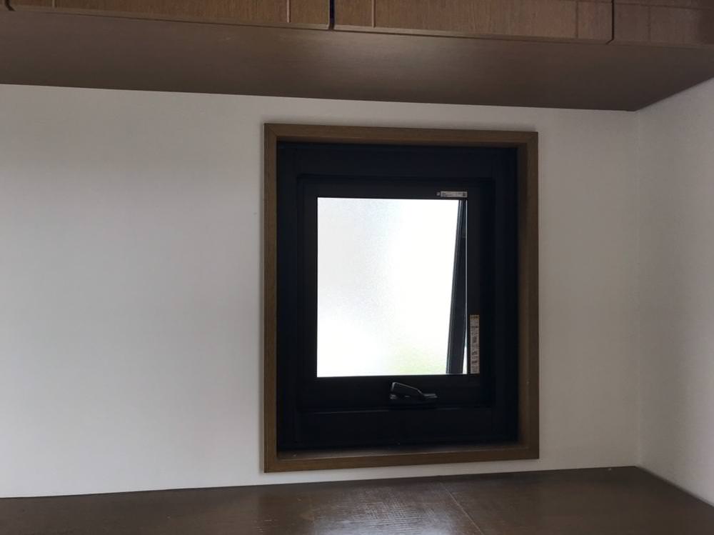開かない窓をマドリモで開閉できるように