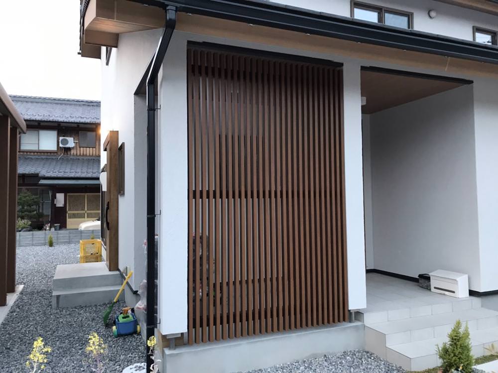 視線をほどよく遮るスクリーンの設置
