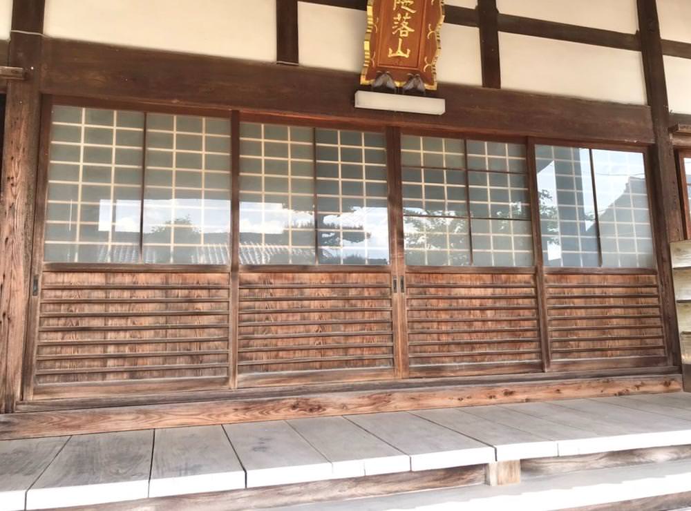 外観に馴染んだ引戸の交換①