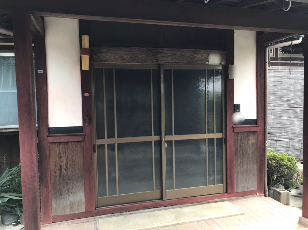 落ち着きのある伝統和風の玄関引戸