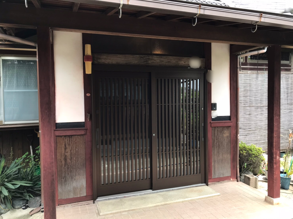 落ち着きのある伝統和風の玄関引戸