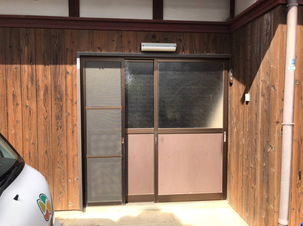 勝手口を通風ドアに交換✨