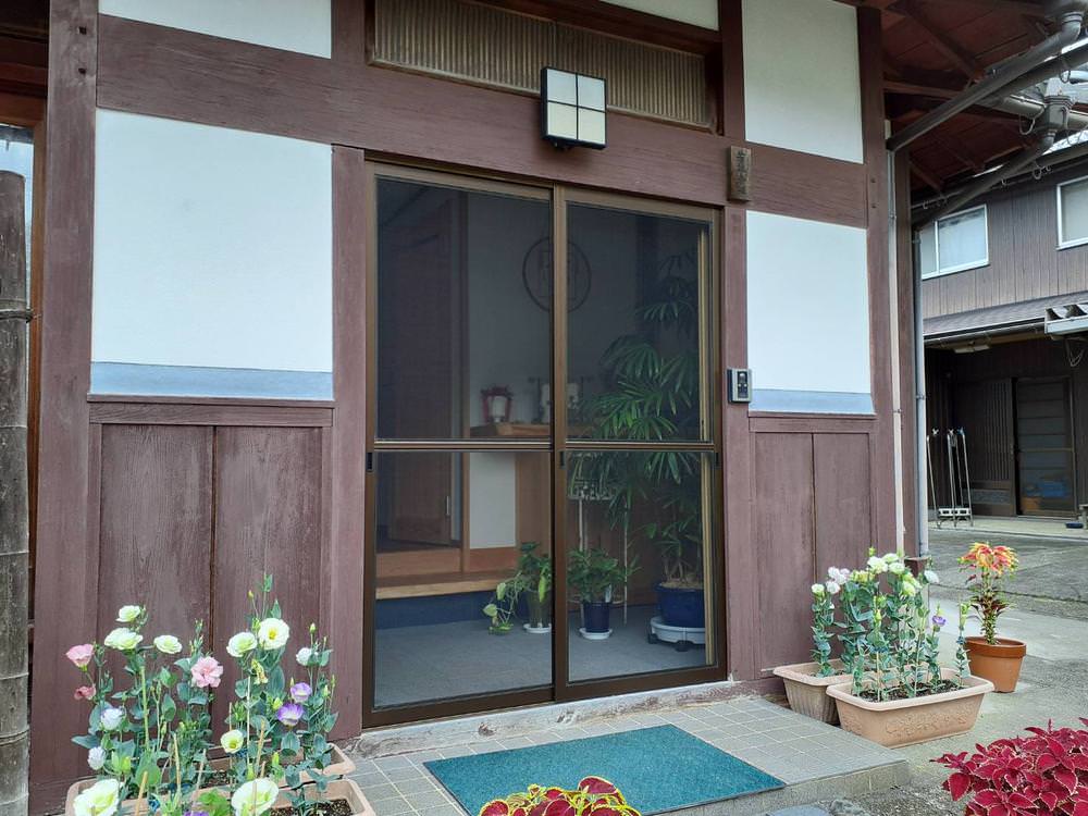 玄関に網戸取付施工