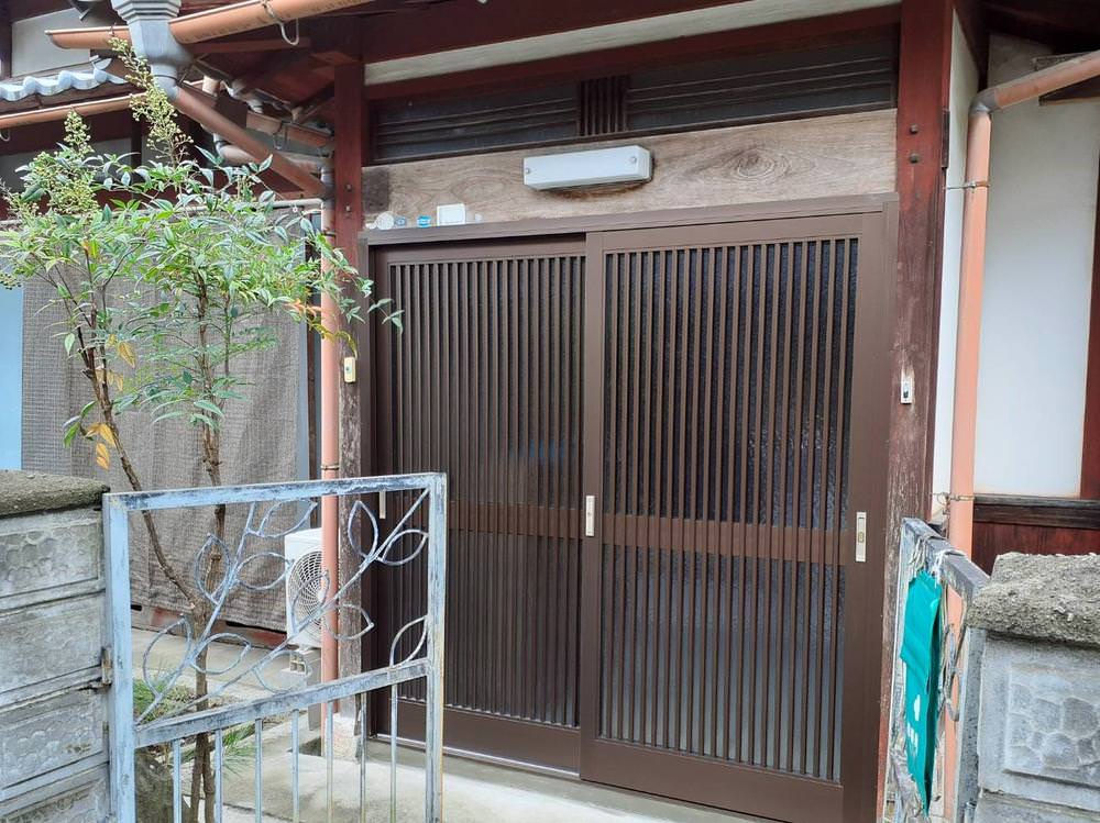 シックな玄関引戸に大変身✨