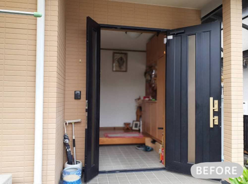 玄関に横引きロール網戸で快適に通風します