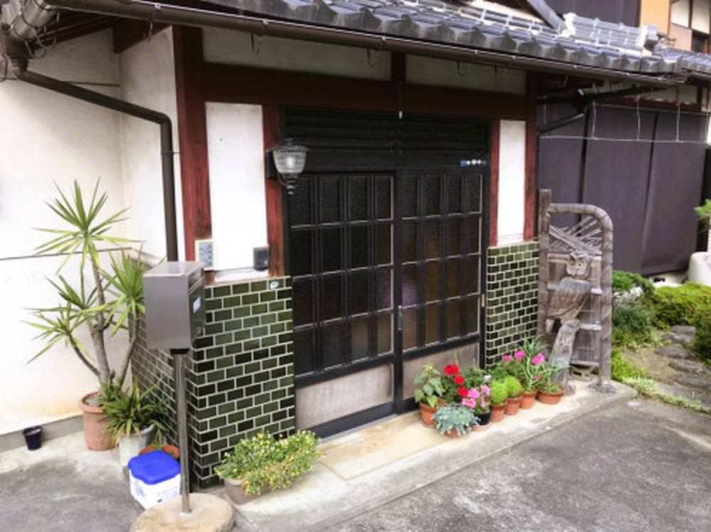玄関まわりにもアウターシェードで素敵に快適