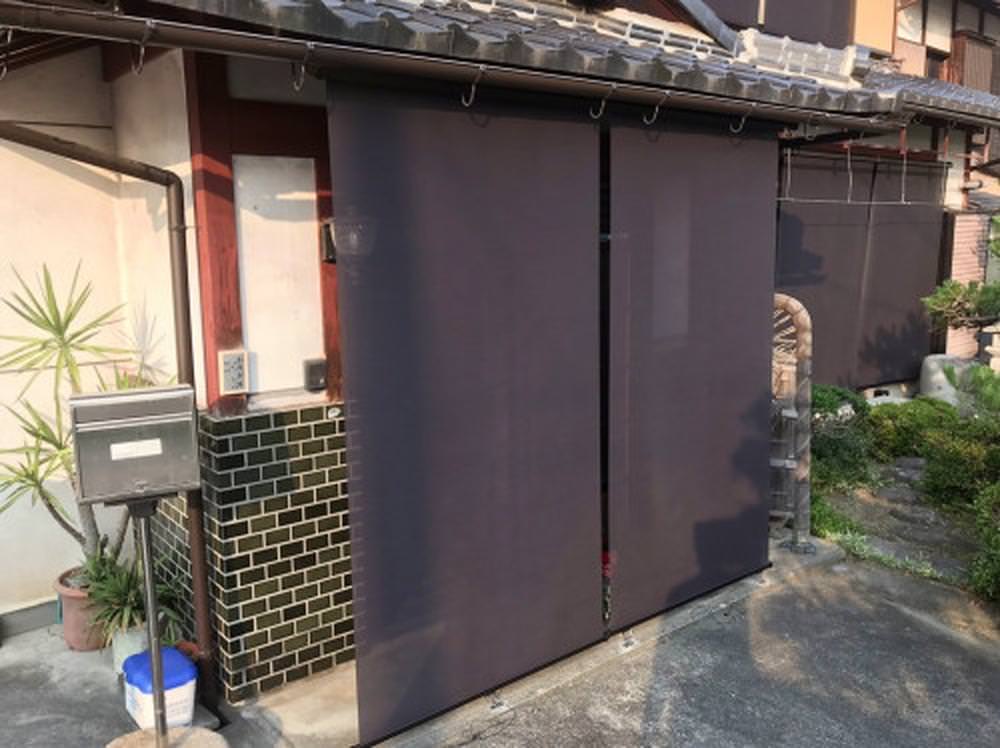 玄関まわりにもアウターシェードで素敵に快適