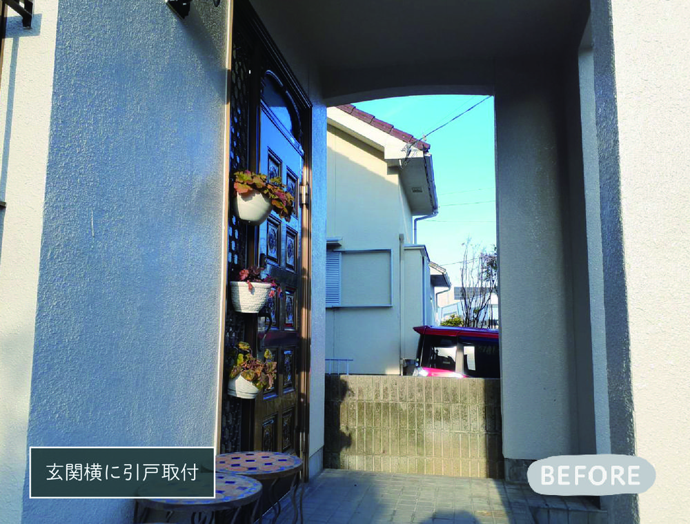 玄関横に風除け用引戸を設置させていただきました。