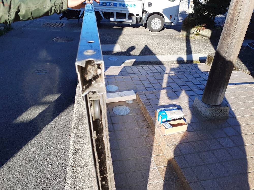 玄関引戸の戸車交換