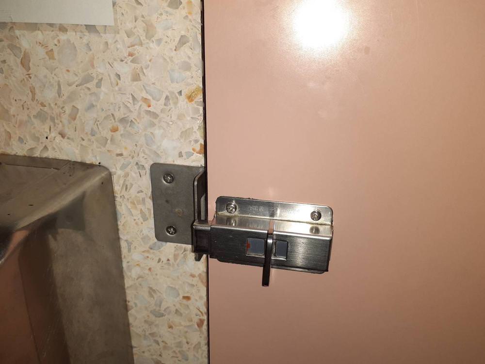 トイレ表示錠取替