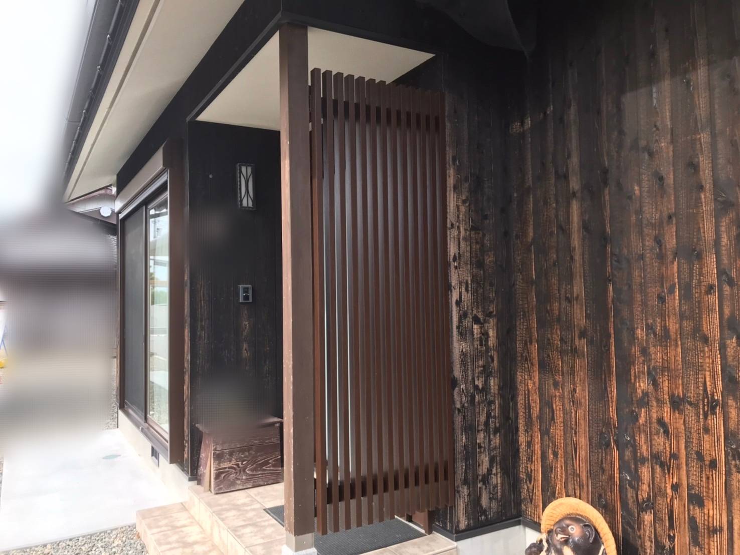 玄関周りの目隠しフェンス
