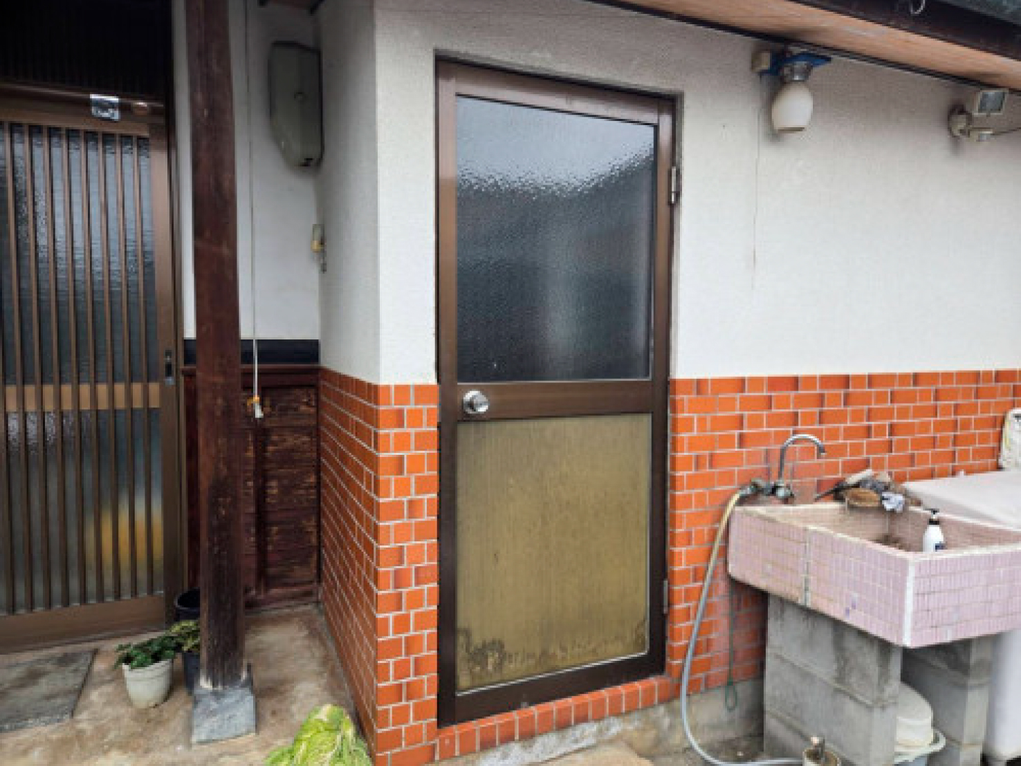 勝手口ドアの鍵が掛けづらくなってカバー工法で取替♪