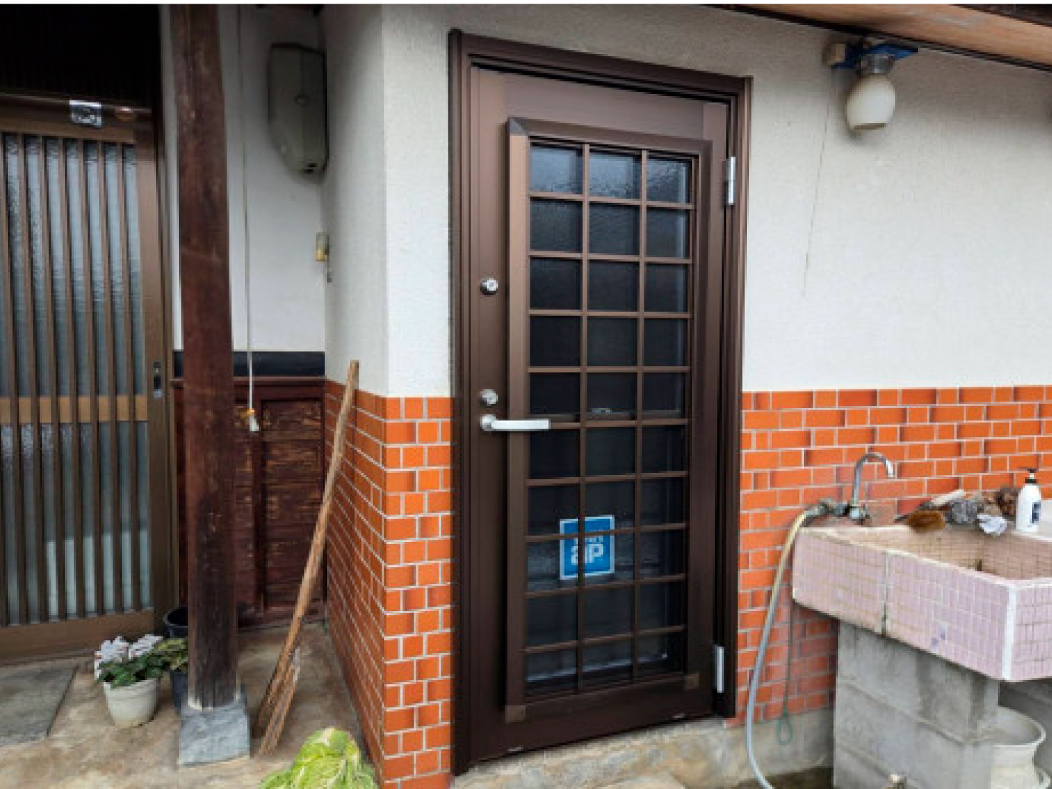 勝手口ドアの鍵が掛けづらくなってカバー工法で取替♪